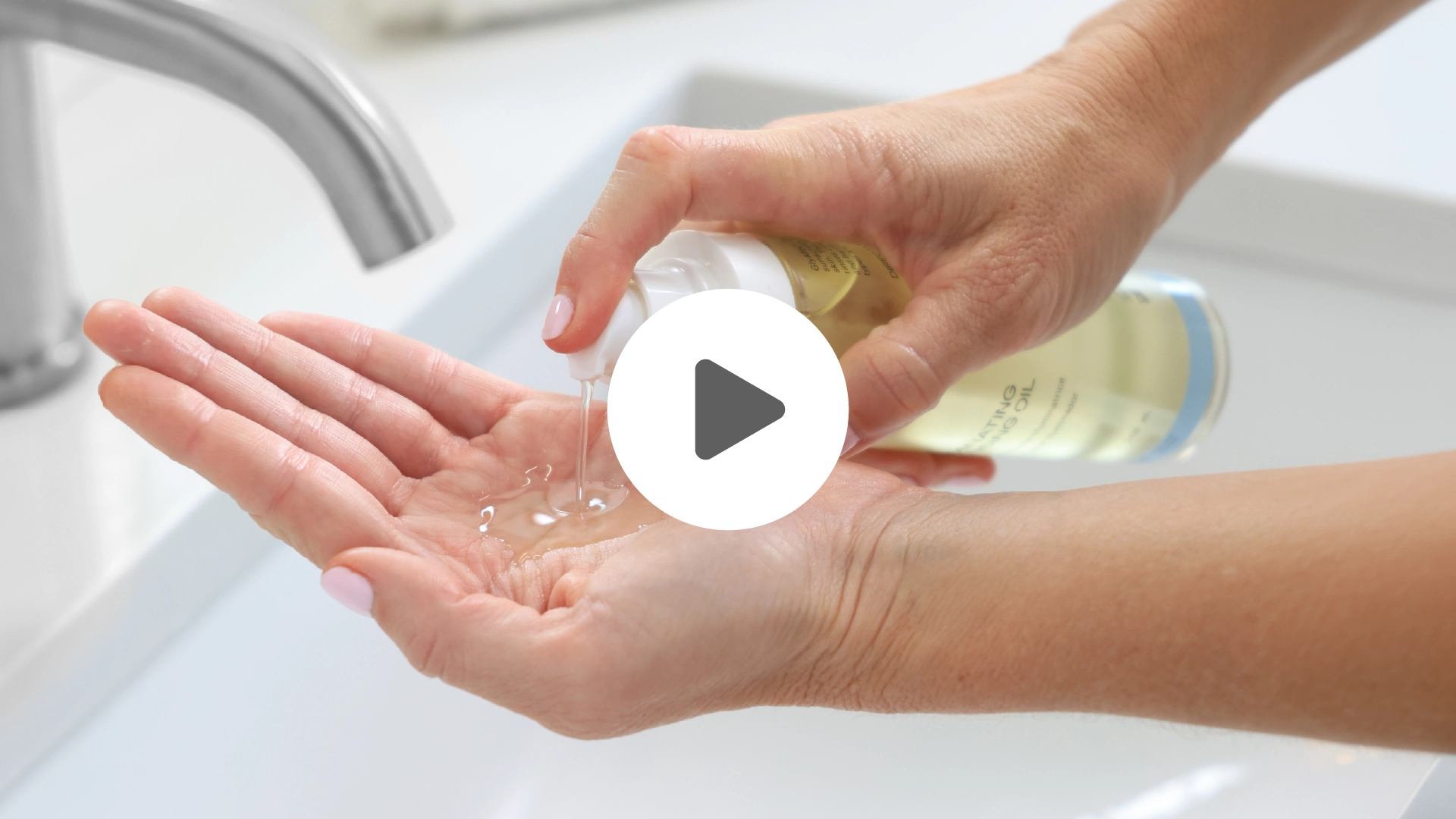 Illuminating Cleansing Oil in motion